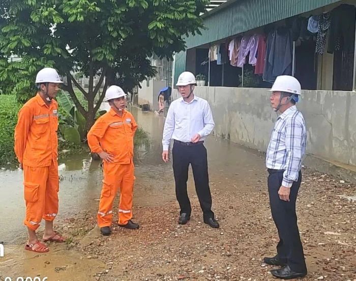 Lãnh đạo Công ty Điện lực Thanh Hóa trực tiếp đến hiện trường các vị trí TBA bị ngập lụt, yêu cầu các đơn vị khi nước rút, đảm bảo an toàn mới cấp điện trở lại.