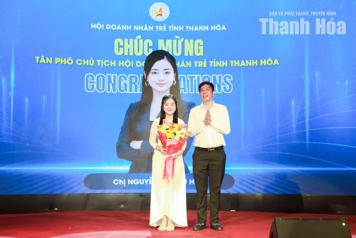 Chủ tịch Hội Doanh nhân trẻ tỉnh Thanh Hóa Nguyễn Văn Tuấn tặng hoa chúc mừng tân Phó Chủ tịch Hội Doanh nhân trẻ tỉnh Thanh Hóa Nguyễn Thị Thu Hiền.