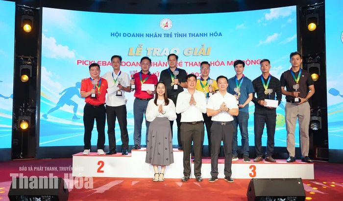 Ban Tổ chức trao giải cho các vận động viên xuất sắc nội dung đôi nam Giải Pickleball Doanh nhân trẻ Thanh Hóa mở rộng lần thứ 3, năm 2026.