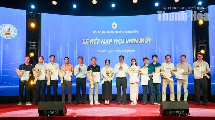 Hội Doanh nhân trẻ tỉnh Thanh Hóa trao giấy chứng nhận cho các hội viên mới được kết nạp.