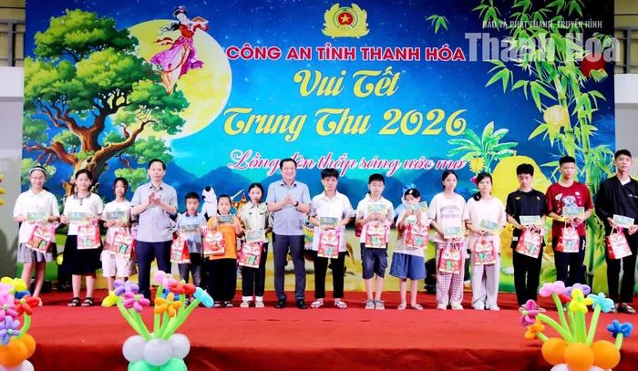 Các đồng chí lãnh đạo Công an tỉnh tặng quà cho các cháu là con đỡ đầu, em nuôi của đoàn, các cháu có thành tích cao trong học tập.
