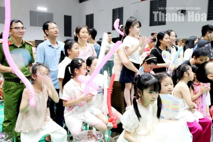 Phụ huynh và các cháu thiếu nhi phấn khởi đón xem các tiết mục văn nghệ, giao lưu Tết Trung thu.