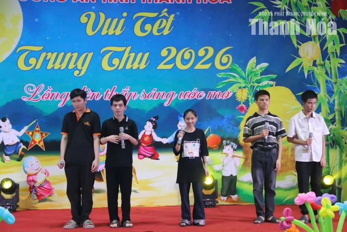 Tiết mục văn nghệ của học sinh Trung tâm Giáo dục dạy nghề cho người mù tỉnh Thanh Hóa biểu diễn.