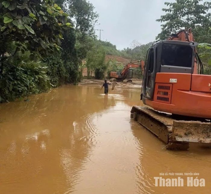 Ngập lụt, bùn đất gây khó khăn cho công tác giải tỏa ách tắc giao thông.
