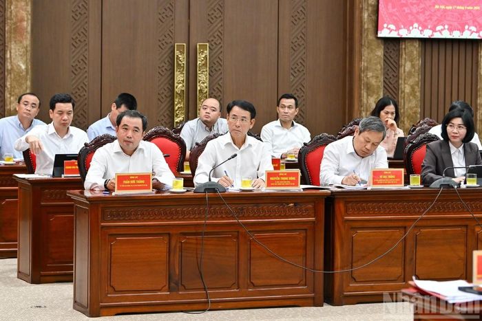 Bí thư Thành ủy Hà Nội Trần Đức Thắng và Ban Thường vụ Thành ủy Hà Nội dự hội nghị. Ảnh: Nhân Dân