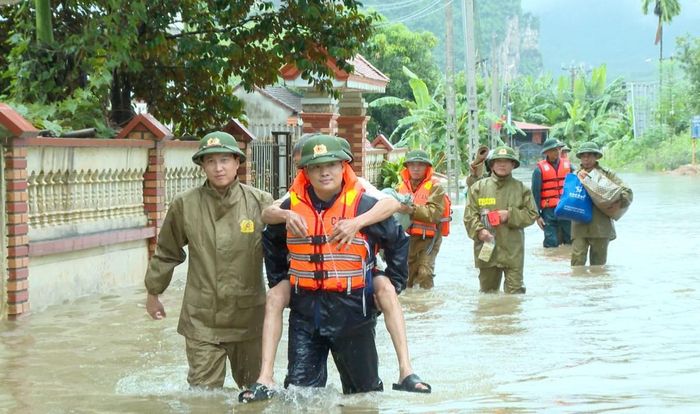 Tại xã Cẩm Tú nước ngập sâu nhiều khu vực, tuyến đường các cán bộ, chiến sĩ Công an xã khẩn trương hỗ trợ nhân dân di chuyển đến nơi an toàn