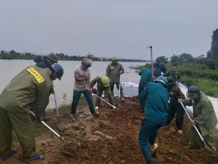 Lực lượng Công an, Quân sự và lực lượng xung kích xã Tống Sơn khẩn trương xử lý các vị trí xung yếu trên tuyến kênh T2.