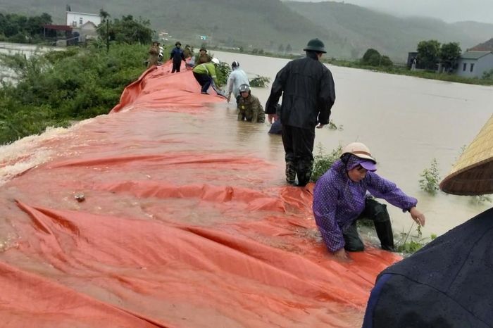 Người dân cùng lực lượng chức năng xã Tống Sơn gia cố, xử lý các vị trí có nguy cơ mất an toàn trên tuyến kênh T2.