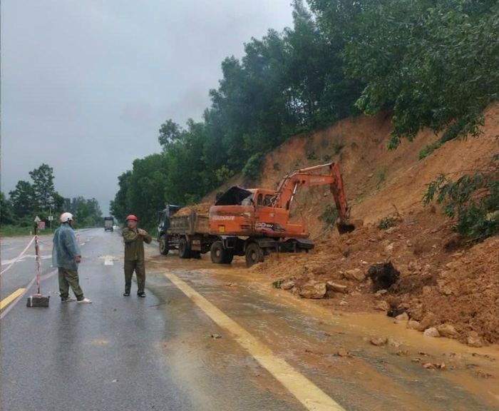 Lực lượng chức năng tỉnh Thanh Hóa nhanh chóng huy động máy móc, nhân lực khắc phục các điểm sạt lở đảm bảo an toàn cho người dân