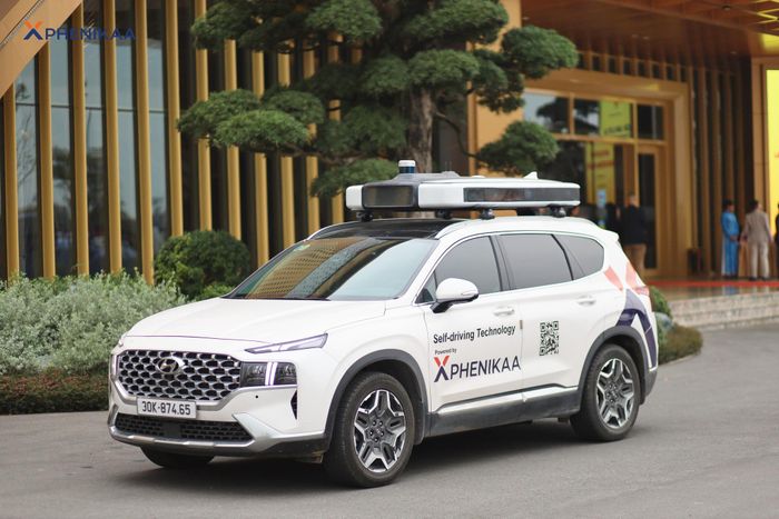 Xe taxi tự hành được thử nghiệm tại Khu công nghệ cao Hòa Lạc. Ảnh: Phenikaa-X.