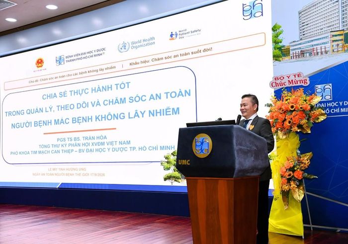 PGS TS BS. Trần Hòa chia sẻ thực hành chăm sóc an toàn trong quản lý người bệnh mắc bệnh không lây nhiễm. Ảnh: Bệnh viện Đại học Y Dược