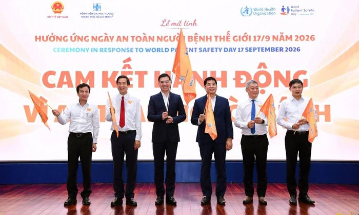 Đại biểu thực hiện nghi thức phát động cam kết “Chăm sóc an toàn suốt đời” tại chương trình. Ảnh: Bệnh viện Đại học Y Dược