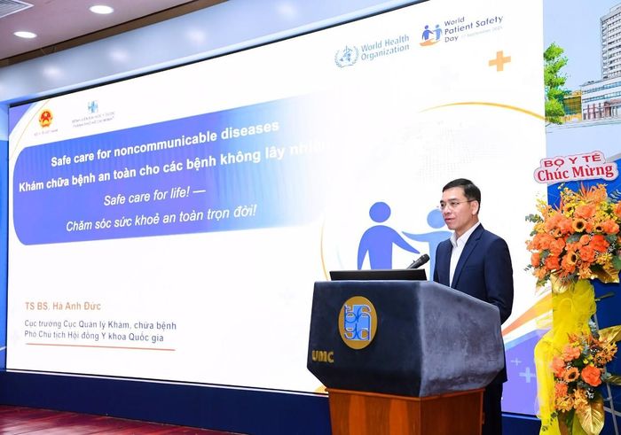 TS BS. Hà Anh Đức, Cục trưởng Cục Quản lý Khám, chữa bệnh, Bộ Y tế, chia sẻ về chăm sóc an toàn cho người mắc bệnh không lây nhiễm. Ảnh: Bệnh viện Đại học Y Dược