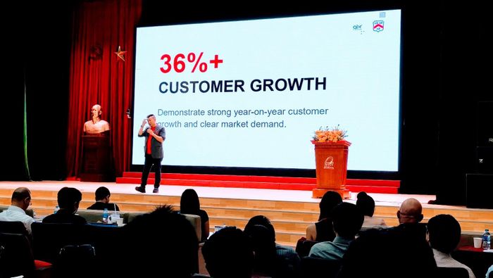 Tiến sĩ Marcuz Tan chia sẻ tại chuỗi sự kiện về cộng đồng startup. Theo ông, Số 36 đầu tiên là mục tiêu tăng trưởng khách hàng 36% mỗi năm. Ảnh: B.B