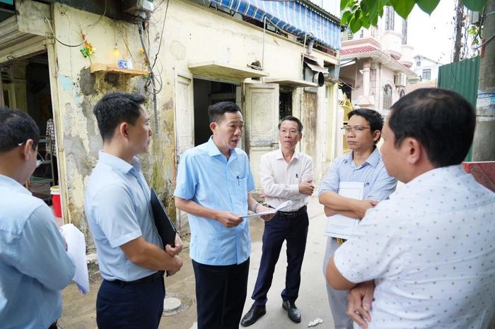 Phó Chủ tịch UBND thành phố Huế Hà Văn Tuấn kiểm tra thực địa liên quan đến công tác quản lý, sử dụng quỹ đất tại phường Thuận Hoá. Ảnh: UBND TP Huế