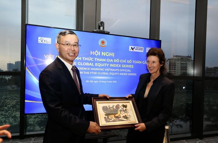 Bộ trưởng trao quà lưu niệm cho bà Fiona Bassett - Giám đốc điều hành tổ chức xếp hạng FTSE Russell. Ảnh: Việt Dũng.