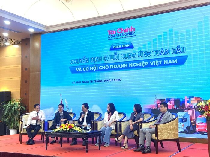 Các diễn giả tham gia thảo luận. Ảnh: Vũ Khuê.