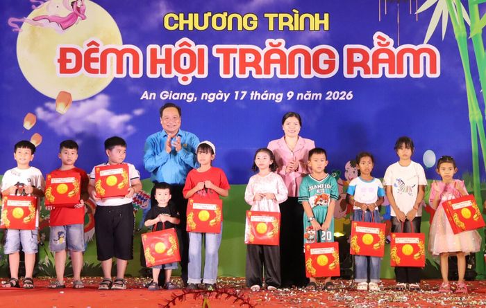 Phó Chủ tịch Liên đoàn Lao động tỉnh An Giang Phạm Văn Đằng và Phó Bí thư Thường trực Đảng ủy, Chủ tịch HĐND phường Rạch Giá Nguyễn Thị Hoàn Xuân tặng quà Tết Trung thu cho thiếu nhi.