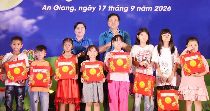 Chủ tịch Liên đoàn Lao động tỉnh An Giang Đỗ Trần Thịnh và Phó Bí thư Thường trực Tỉnh đoàn An Giang Thị Phương Hồng tặng quà Tết Trung thu cho thiếu nhi.