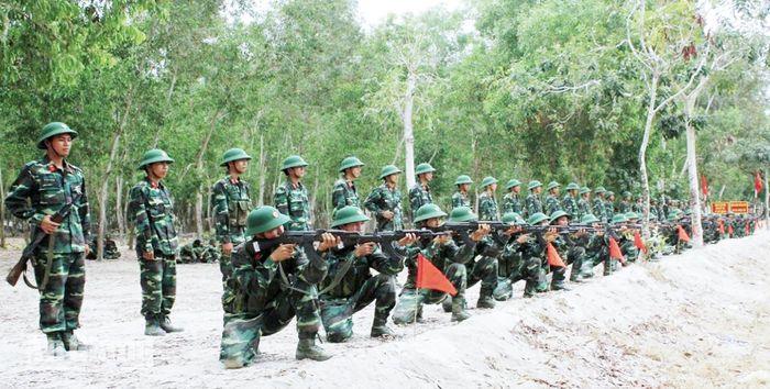 Chiến sĩ mới của Sư đoàn 330 tập bắn súng tiểu liên AK bài 1 - tư thế quỳ bắn. Ảnh: Sư đoàn 330 cung cấp