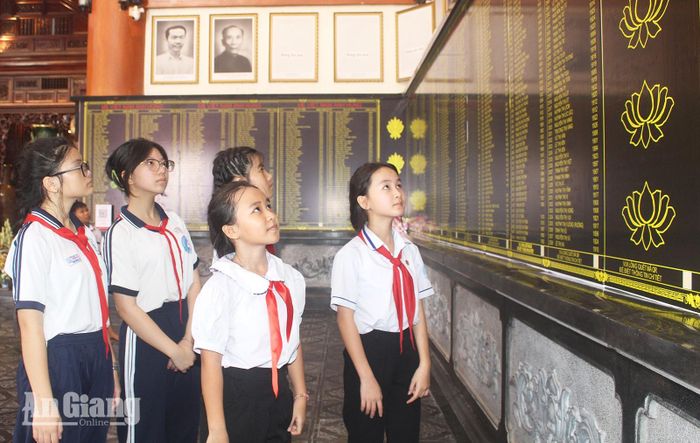  Thiếu nhi tham quan thực tế tìm chất liệu sáng tác khi tham gia Trại sáng tác văn, thơ tuổi học trò tỉnh năm 2026.
