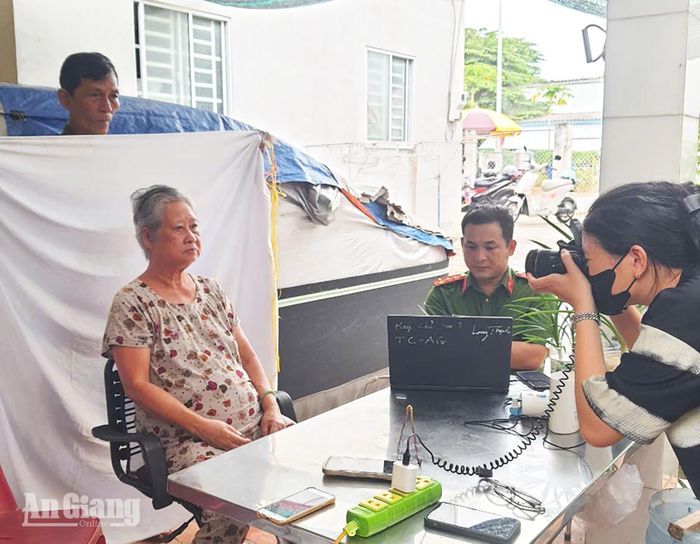 Công an phường Tân Châu giúp người già neo đơn làm căn cước công dân.
