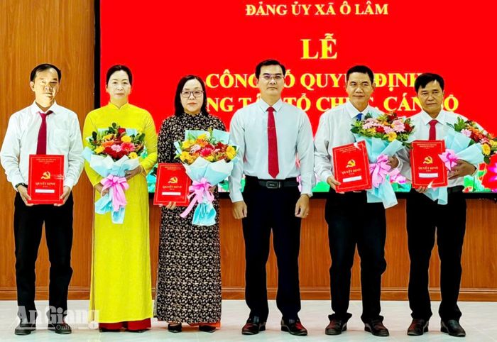 Phó Bí thư Thường trực Đảng ủy xã Ô Lâm Tiêu Đình Hiếu Nhân Trung trao quyết định thành lập 4 chi bộ khối Đảng.