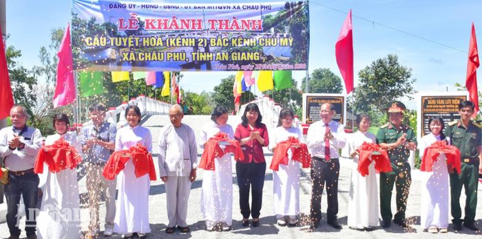 Đại biểu cắt băng khánh thành cầu Tuyết Hoa.