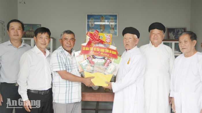 Phó Giám đốc Sở Dân tộc và Tôn giáo tỉnh An Giang Danh Lắm tặng quà Họ đạo Cao Đài liên phường Thới Sơn - Nhà Bàng.
