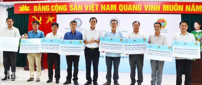 Lãnh đạo Liên hiệp Các tổ chức hữu nghị tỉnh An Giang trao bảng tượng trưng hỗ trợ kinh phí xây nhà cho các địa phương.