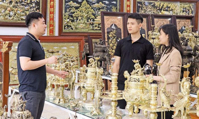 Cơ sở của gia đình anh Hoàng Văn Quân (xã Gia Bình) có nhiều sản phẩm từ đồng phù hợp thị hiếu của người tiêu dùng hiện đại.