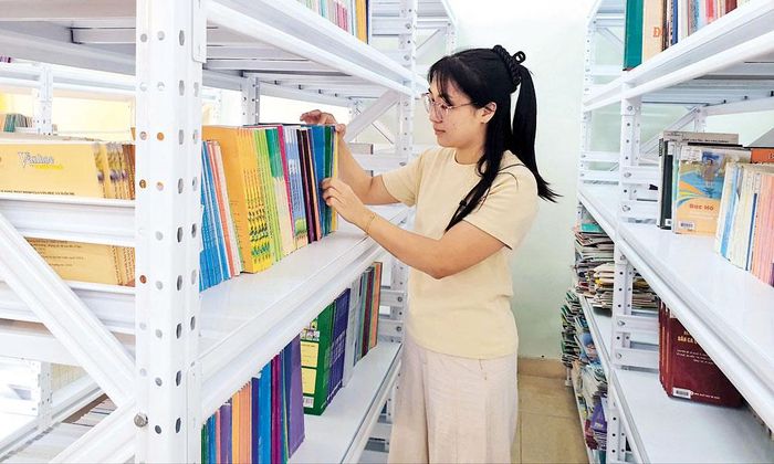  Nhân viên thư viện Trường Trung học cơ sở Ngô Sĩ Liên (phường Bắc Giang) kiểm kê các loại sách. 