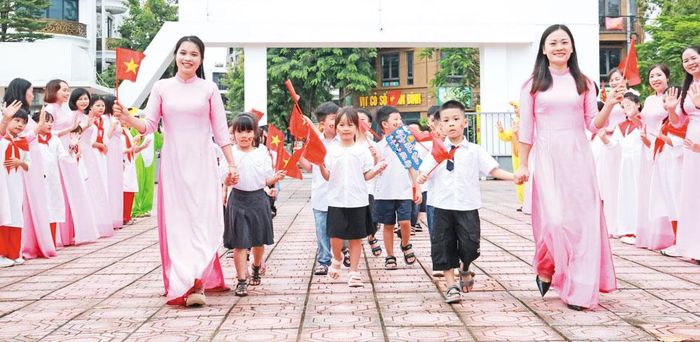  Cô và trò Trường Tiểu học Giáp Hải (phường Bắc Giang) hân hoan bước vào năm học mới. 