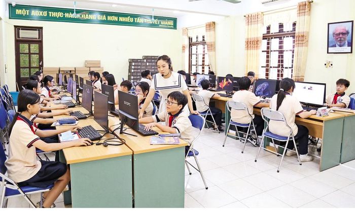  Phòng học Tin học tại Trường Trung học cơ sở Từ Sơn (phường Đồng Nguyên). 