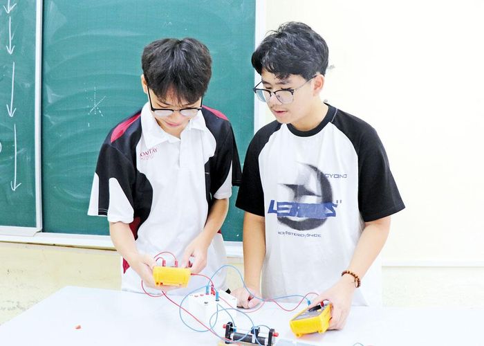  Học sinh Trường Trung học phổ thông Chuyên Bắc Giang trong giờ thực hành. 