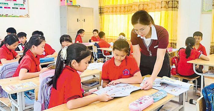  Cô và trò Trường Tiểu học và Trung học cơ sở An Bá, xã Sơn Động nhanh chóng bắt nhịp với chương trình học tập. 
