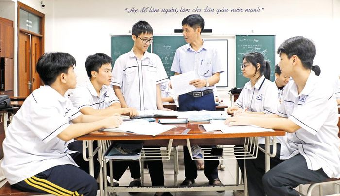  Giờ bồi dưỡng cho học sinh lớp chuyên Vật lí tại Trường Trung học phổ thông Chuyên Bắc Ninh. 