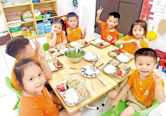  Ngay từ đầu năm học, các nhà trường đã quan tâm tổ chức bữa ăn bán trú cho trẻ mầm non. 