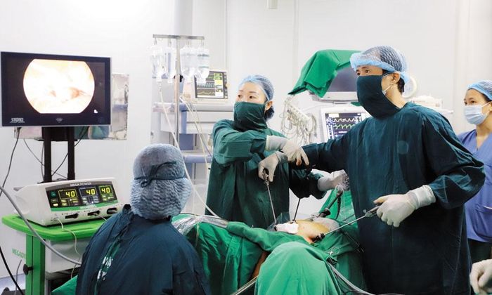 Một ca phẫu thuật nội soi tại Bệnh viện Sản - Nhi Bắc Ninh số 2.