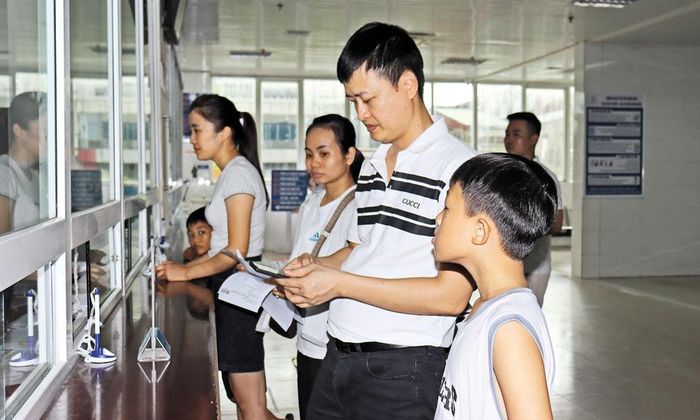 Người bệnh thanh toán viện phí không dùng tiền mặt tại Bệnh viện Đa khoa Bắc Ninh số 1.