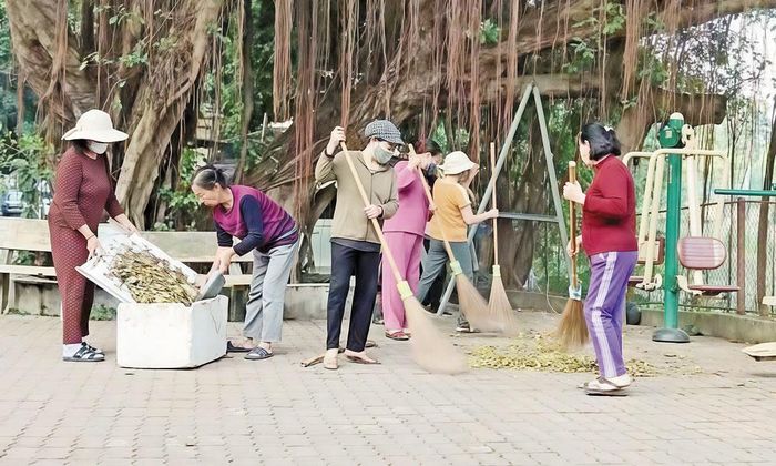 Phụ nữ phường Kinh Bắc vệ sinh môi trường khu dân cư.