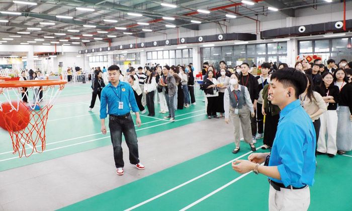 Ngoài đầu tư xây dựng nhà đa năng, sân tập, Công ty và Công đoàn Công ty trách nhiệm hữu hạn Công nghệ chính xác Fuyu còn tổ chức nhiều hoạt động văn hóa, thể thao, nâng cao thể chất, tinh thần cho công nhân.