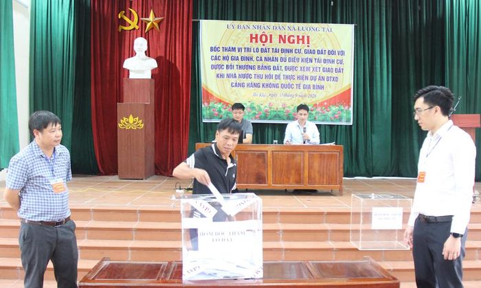  Người dân thôn Bà Khê bốc thăm vị trí lô đất tái định cư trước sự chứng kiến của chính quyền, cơ quan chức năng và người dân địa phương. 