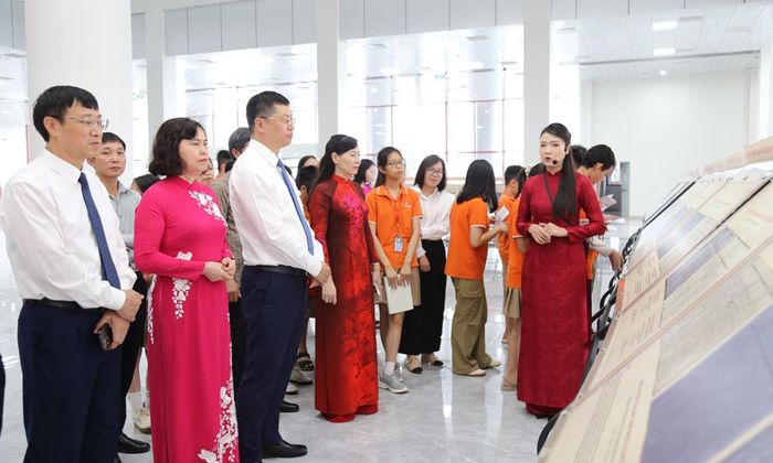 Các đồng chí lãnh đạo tỉnh tham quan khu vực trưng bày Mộc bản triều Nguyễn.