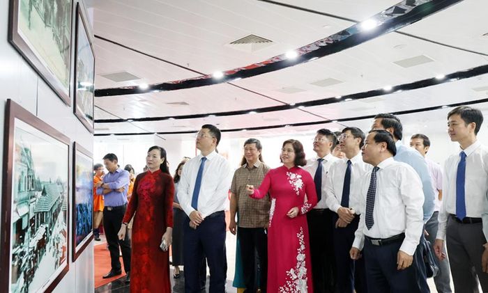 Đại biểu tham quan khu vực trưng bày các tác phẩm ảnh tại Triển lãm.