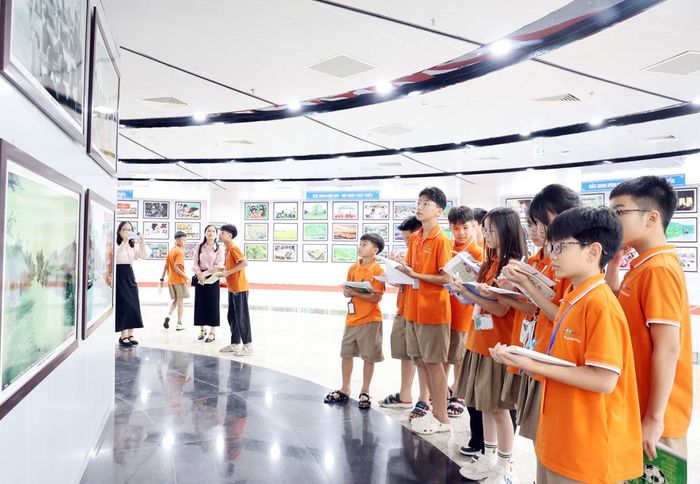 Các em học sinh tham quan Triển lãm ảnh.