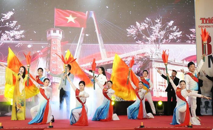 Tiết mục nghệ thuật tại khai mạc Triển lãm.
