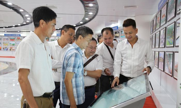 Khách tham quan trải nghiệm quét mã QR xem ảnh trên nền tảng số.