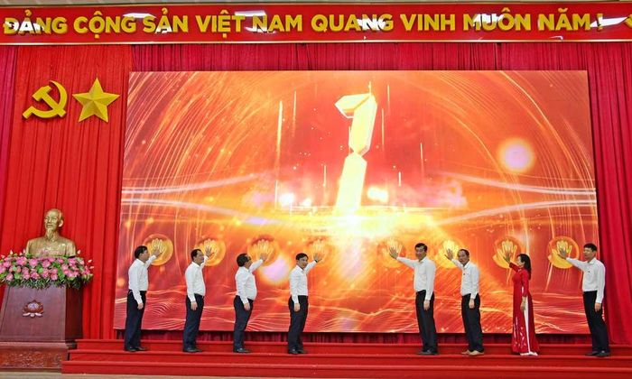 Đại diện lãnh đạo Trung tâm Phục vụ hành chính công tỉnh và lãnh đạo phường Vũ Ninh thực hiện nghi thức kích hoạt mô hình điểm hỗ trợ dịch vụ công trực tuyến tại Tổ dân phố Cô Mễ.