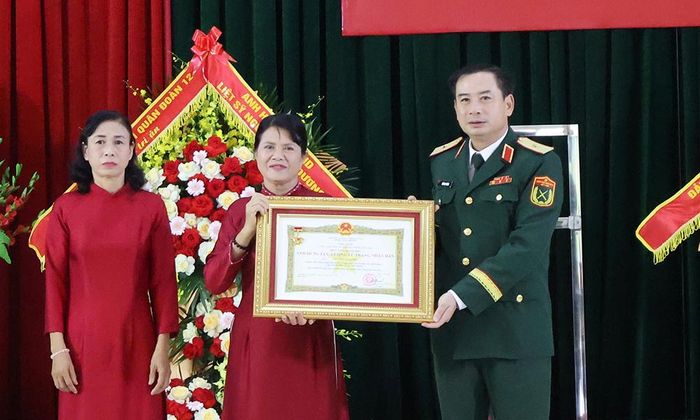  Thừa ủy quyền của Chủ tịch nước, Thiếu tướng Trần Đại Thắng truy tặng danh hiệu “Anh hùng Lực lượng vũ trang nhân dân” cho Liệt sĩ Nguyễn Văn Dương. 